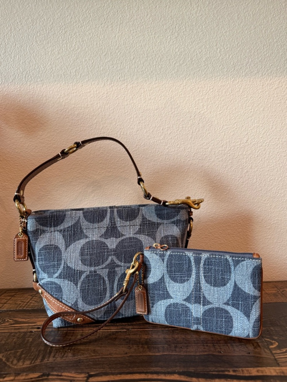 **RESERVED FOR jordy46** COACH SMALL BAG AND WRISTLET - Picture 16 of 16
